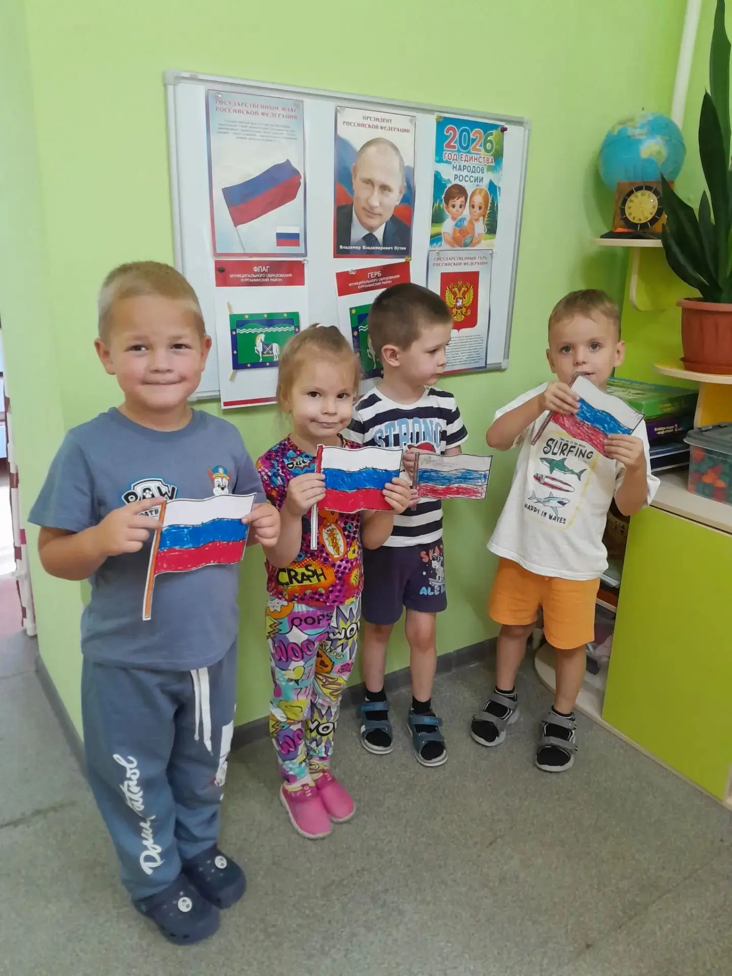 🇷🇺 Символы нашей Родины: как ребята из группы «Яблочки» изучали флаг России.