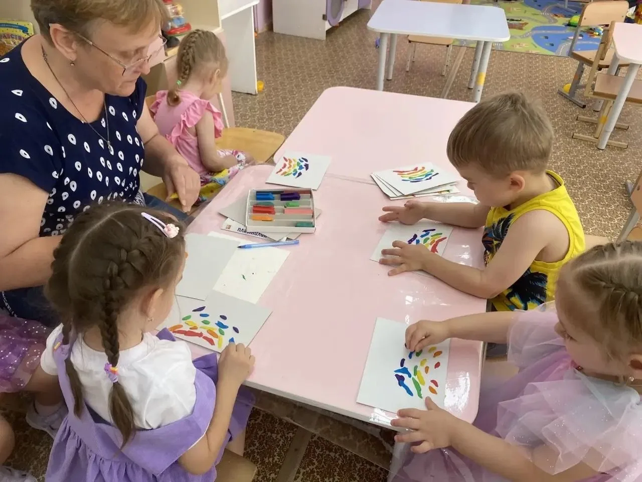 🌈✨ Подходит к концу наша Цветная неделя в детском саду! Сегодня ребята отправились в удивительное Р