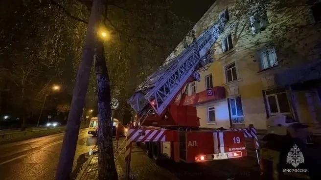 В Екатеринбурге погиб человек при пожаре на Эльмаше в четырёхэтажном здании.