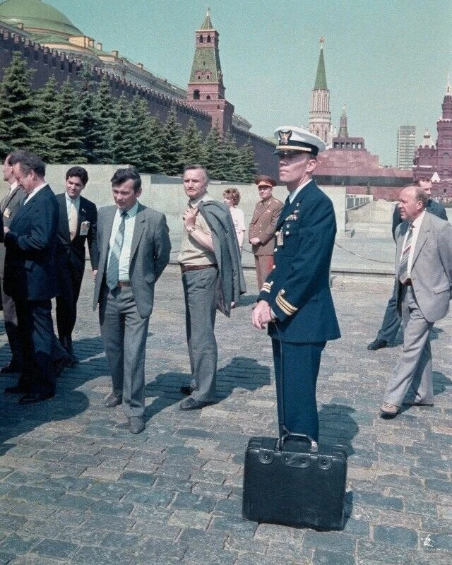 Офицер с "ядерным чемоданчиком" сопровождает Президента Рейгана во время его визита. Мо...
