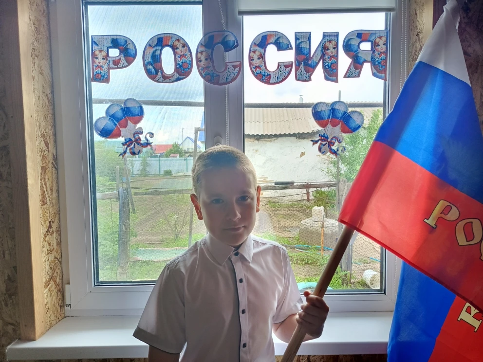 Ребята нашей школы принимают участие в акции "Окна России" в честь празднования «Дня России. Цель ак