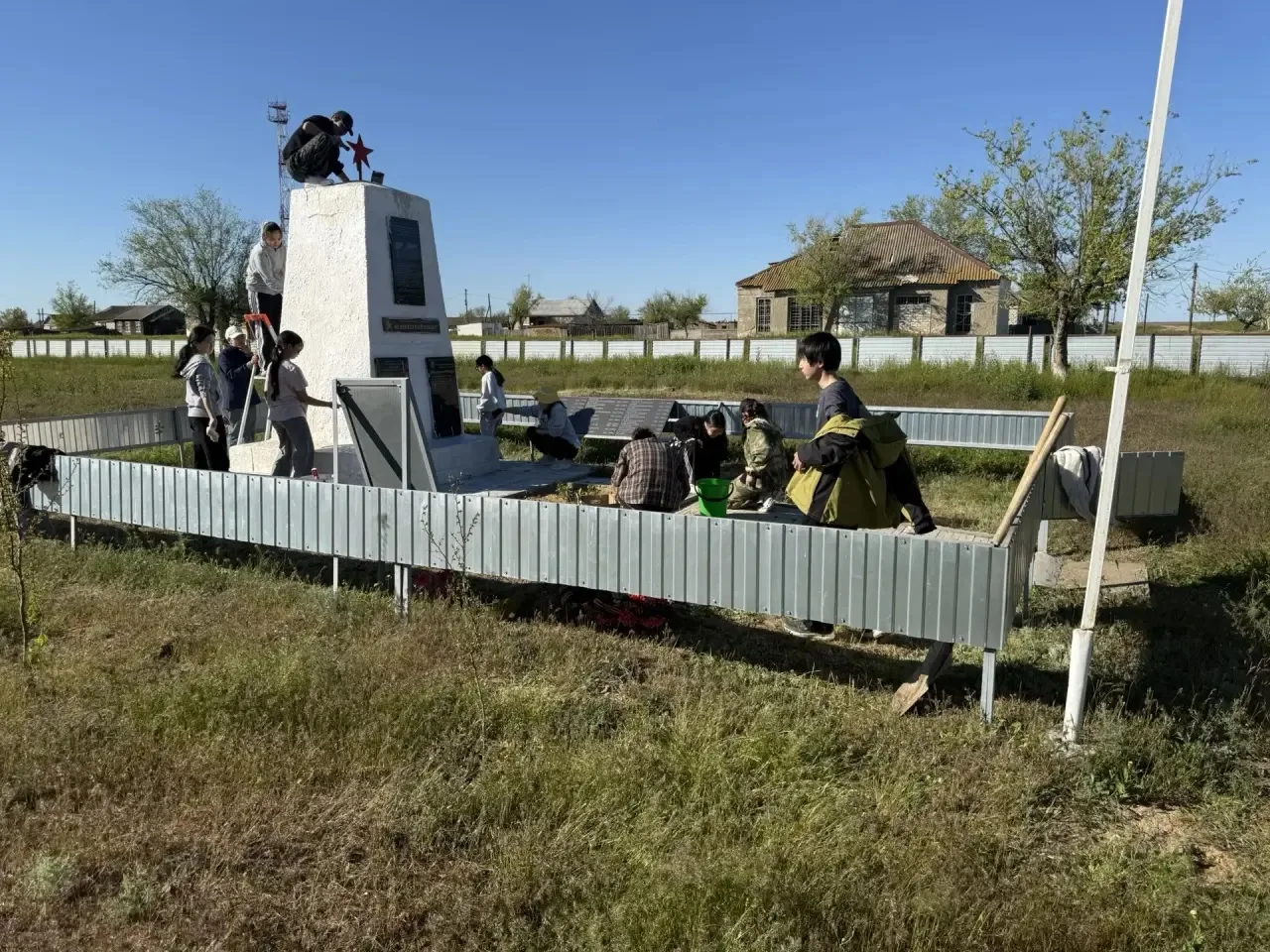 Сегодня волонтёрский отряд «ДоброЛуч» МКОУ «Гашунская СОШ им.Очирова А.В.» принял участие в благоуст