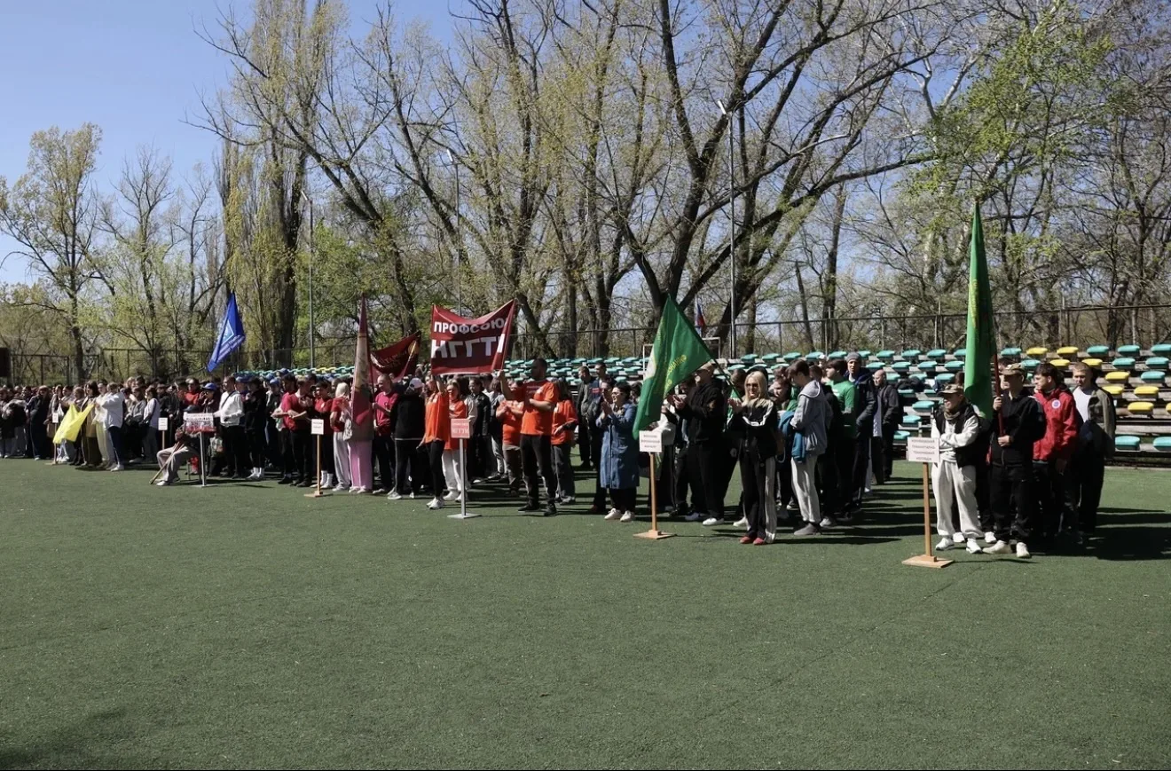 Борьба без компромиссов: как прошёл День здоровья в НГГТИ   Футбольное поле сегодня превратилось в н