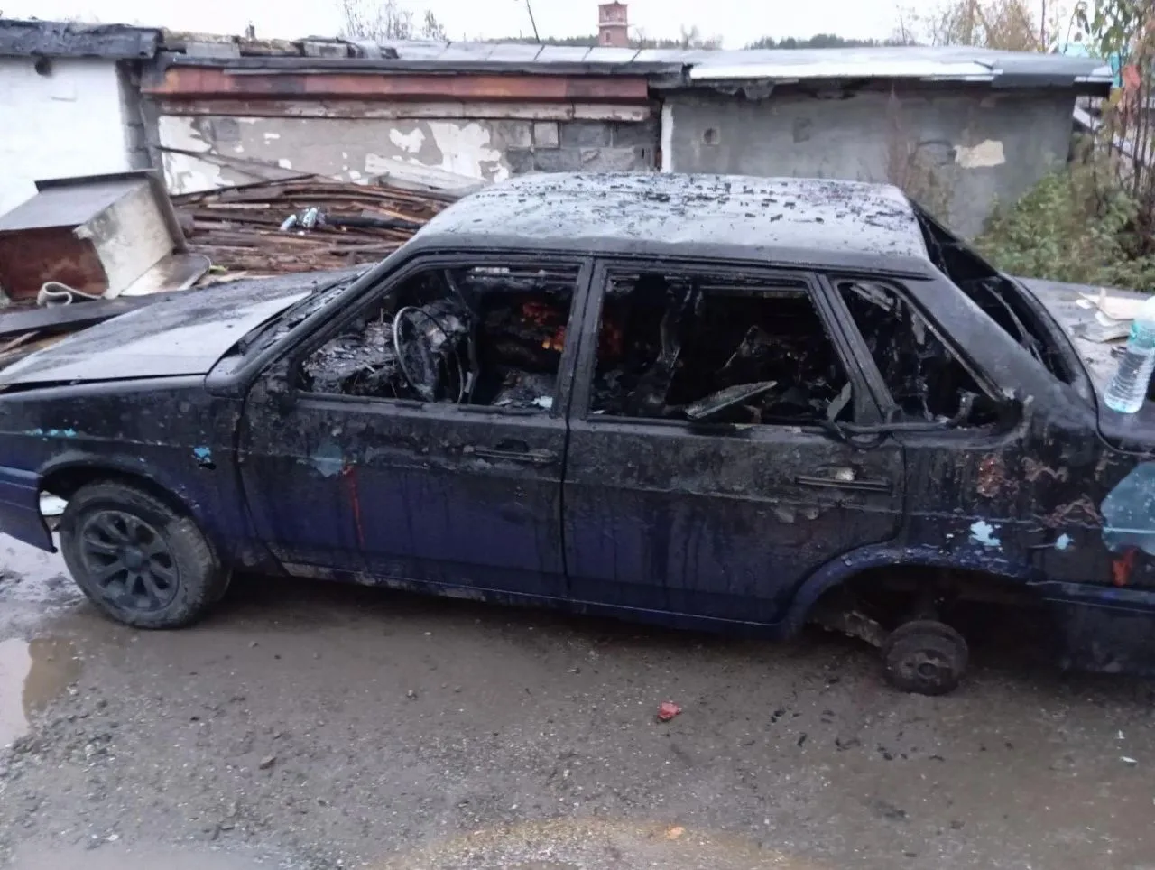 В поселке Рудничном сгорел ВАЗ-2115. Пожар произошел 2 октября во второй половине дня в...