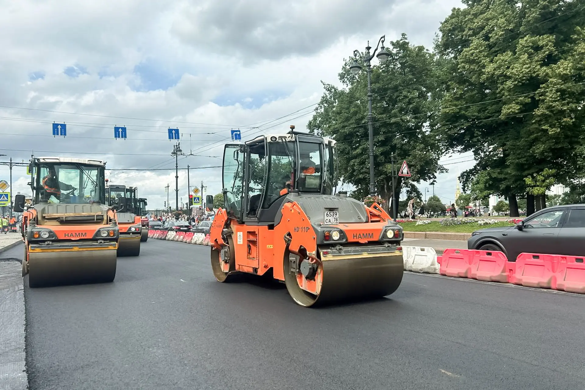 В 2026 году отремонтируем 2,8 млн кв. м дорог.  Улицы обновляем комплексно: ремонтируем тротуары, со