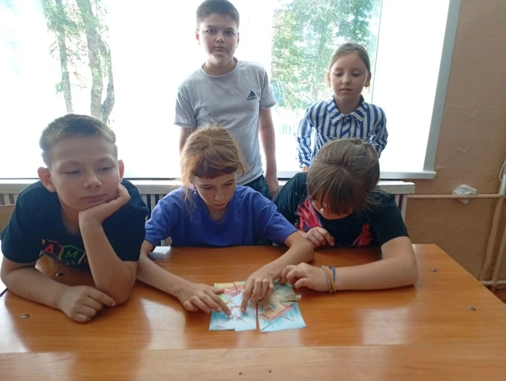 Сегодня ребята провели насыщенный день в нашем пришкольном лагере. Утро началось бодро: сбор детей, 