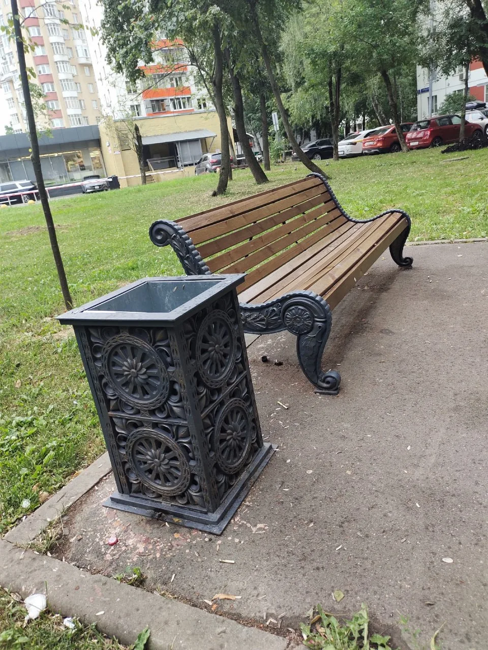 👍 Декоративные скамейки и урны есть теперь не только в центре Москвы, но и у нас!