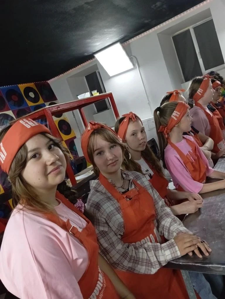 Весело и ярко завершили начальную школу обучающиеся 4А класса!  Наши школьники вместе с родителями и