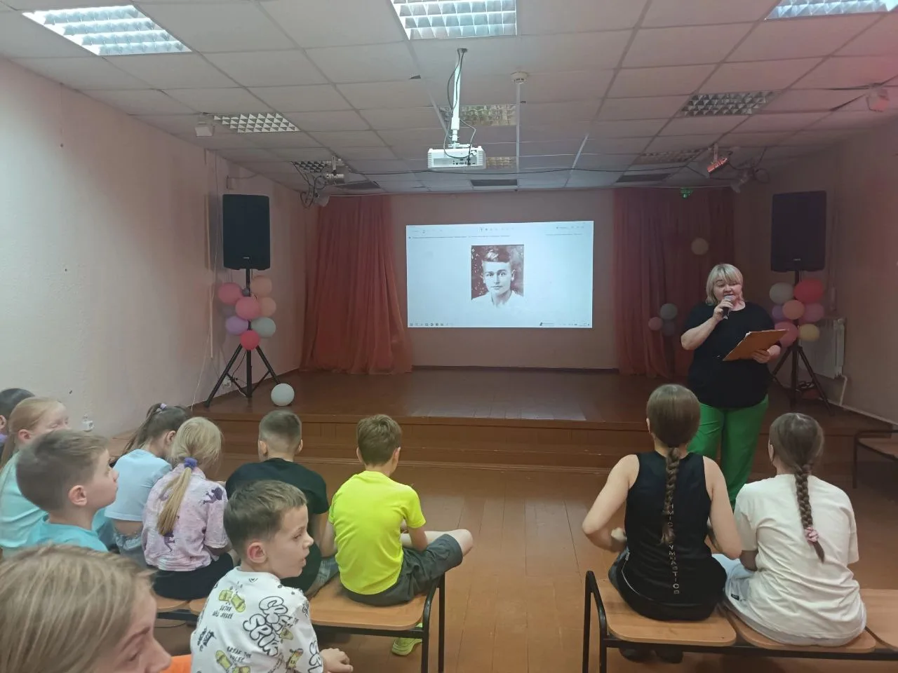 "Советник на связи: новости и события"
🌟 В нашем летнем лагере прошёл особенный день памяти и мужес