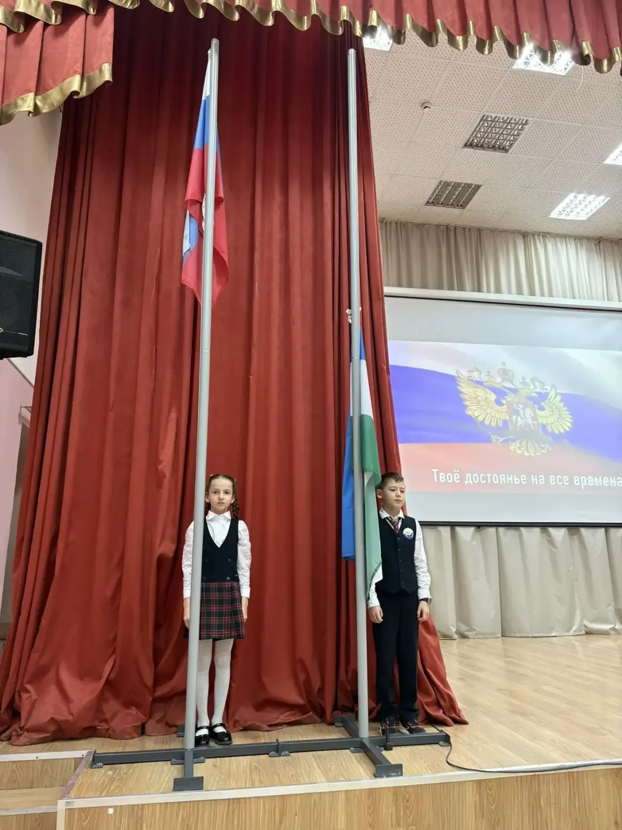 6 апреля традиционно прошла церемония поднятия государственных флагов Российской Федерации и Республ