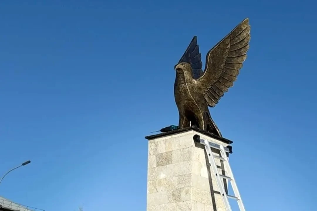 При въезде в Кумертау появилась скульптура сапсана