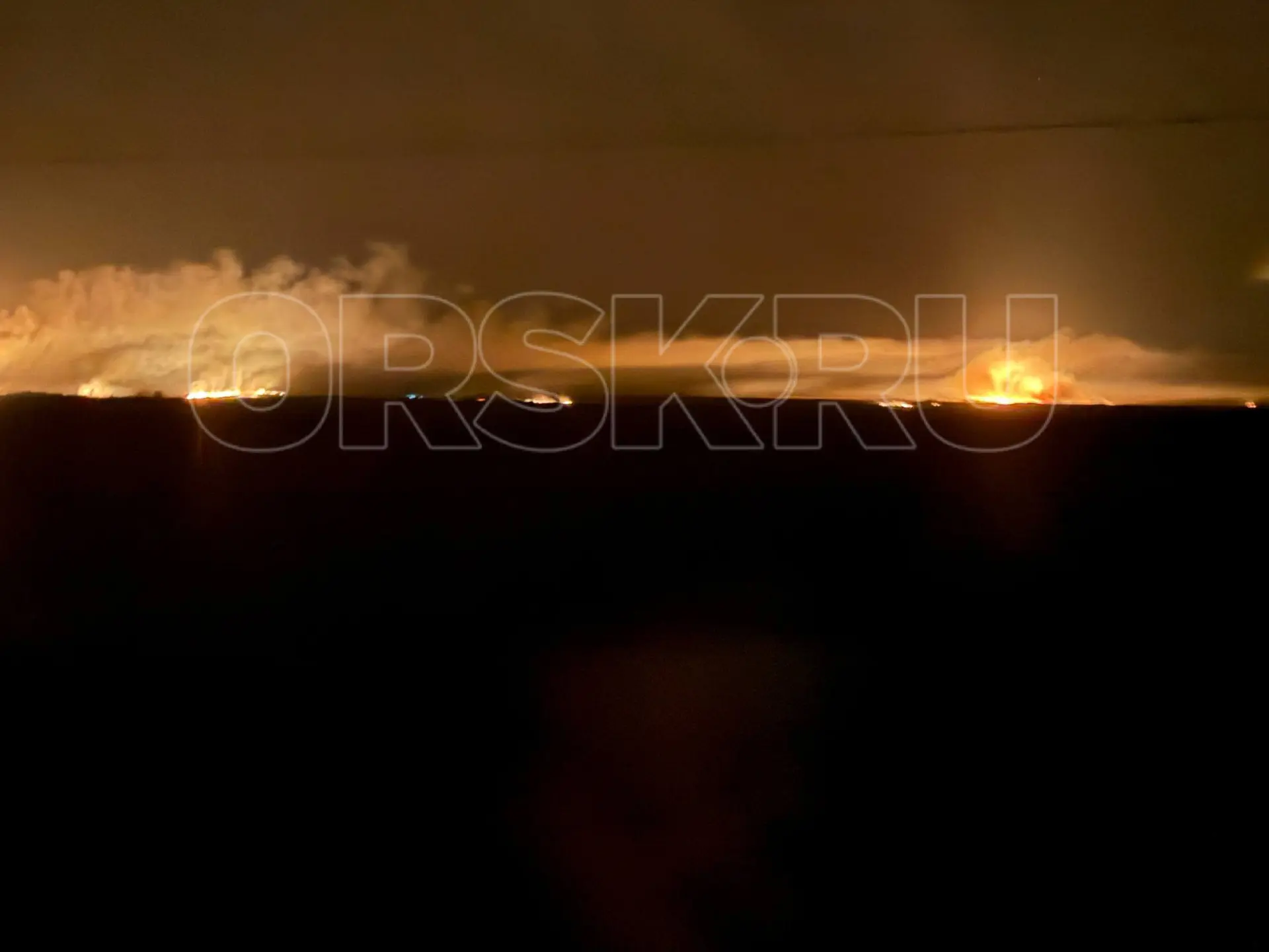 Возле поселка Гранитный горят поля