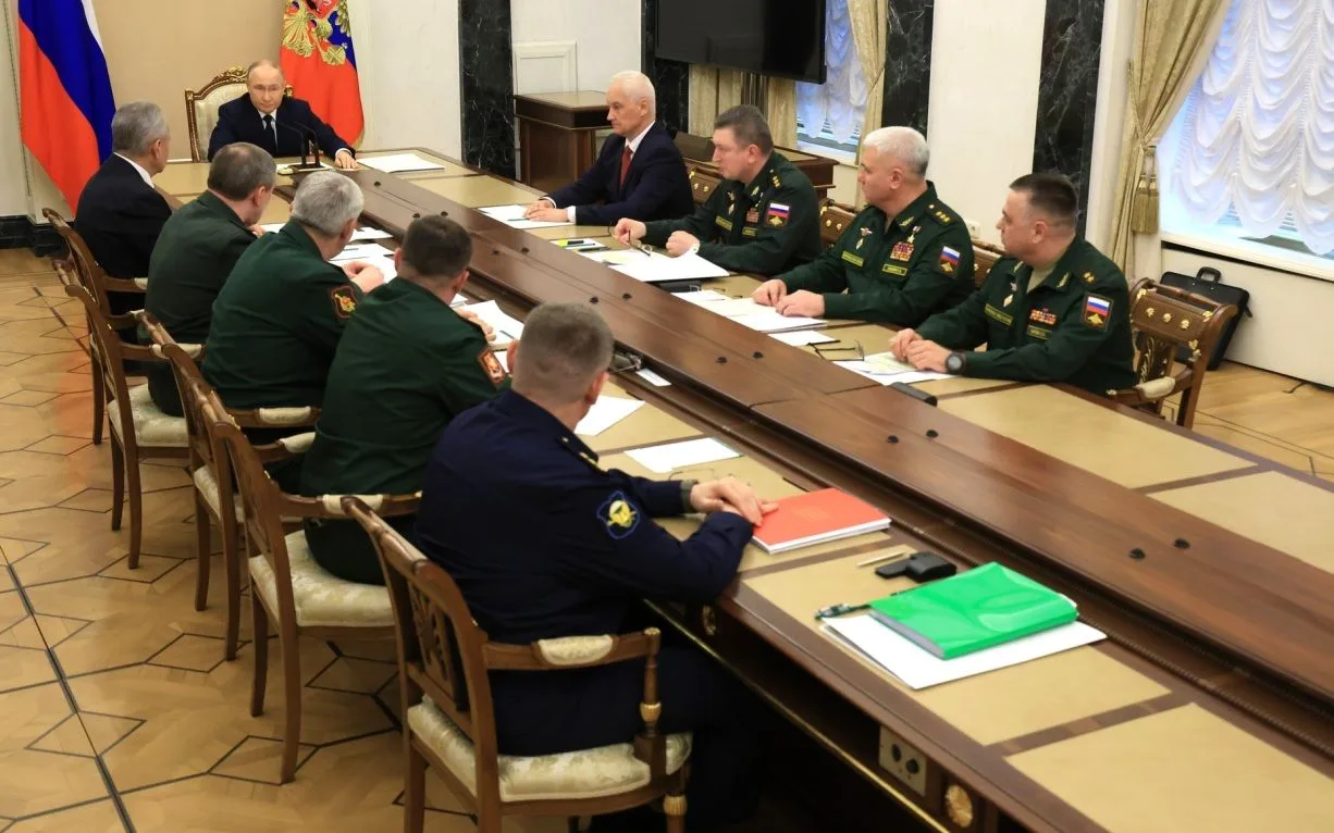 Владимир Путин ежедневно обсуждает с военными защиту российских городов от террористиче...