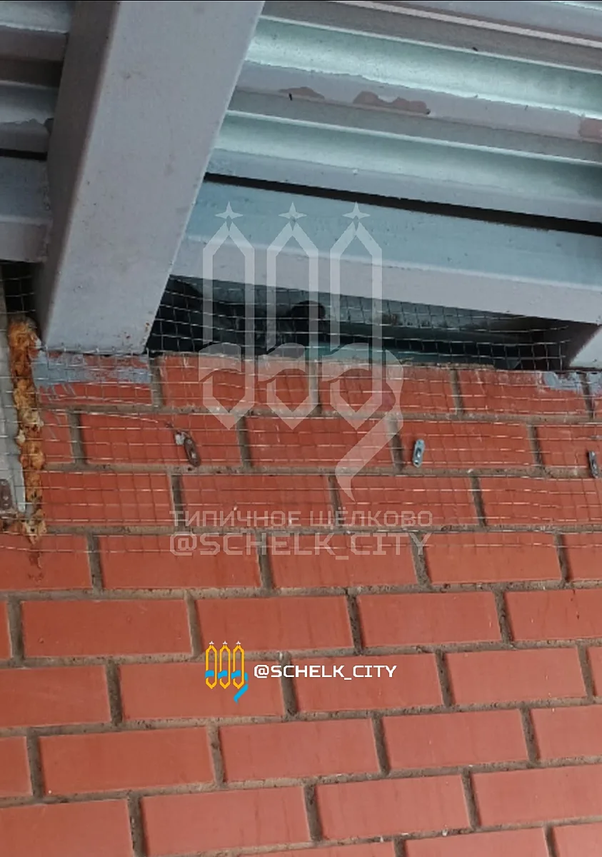 🐦 В мкр. Богородский зашили сеткой пространство — внутри остались птенцы