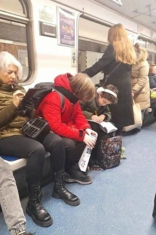 👍 😊 «Обычный день. Обычный вагон метро в Санкт-Петербурге.
