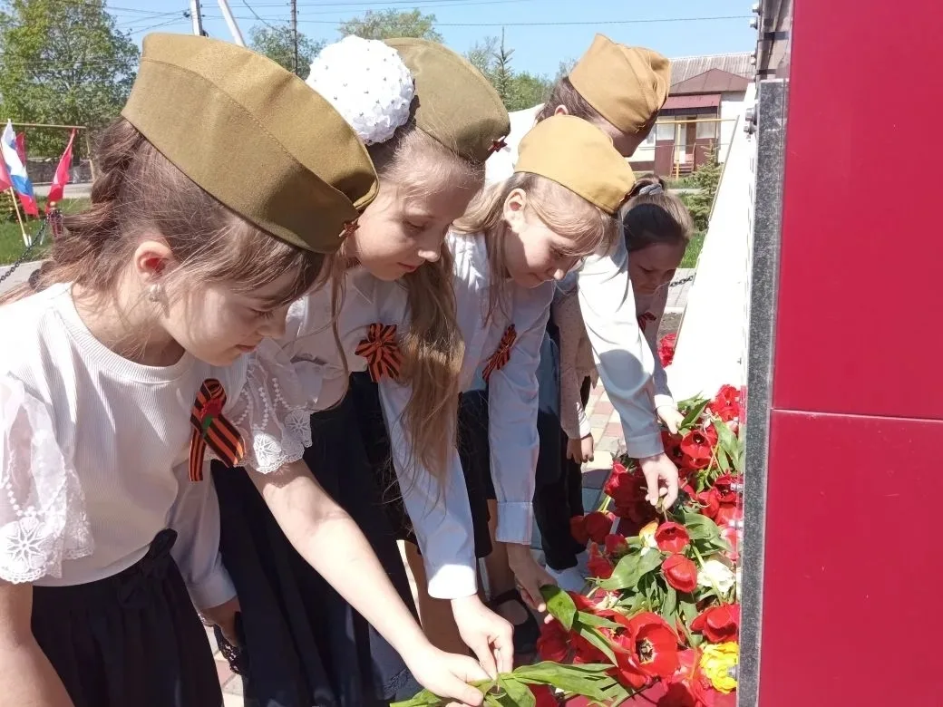 Орлята Петровской СОШ чтут память героев 🌸