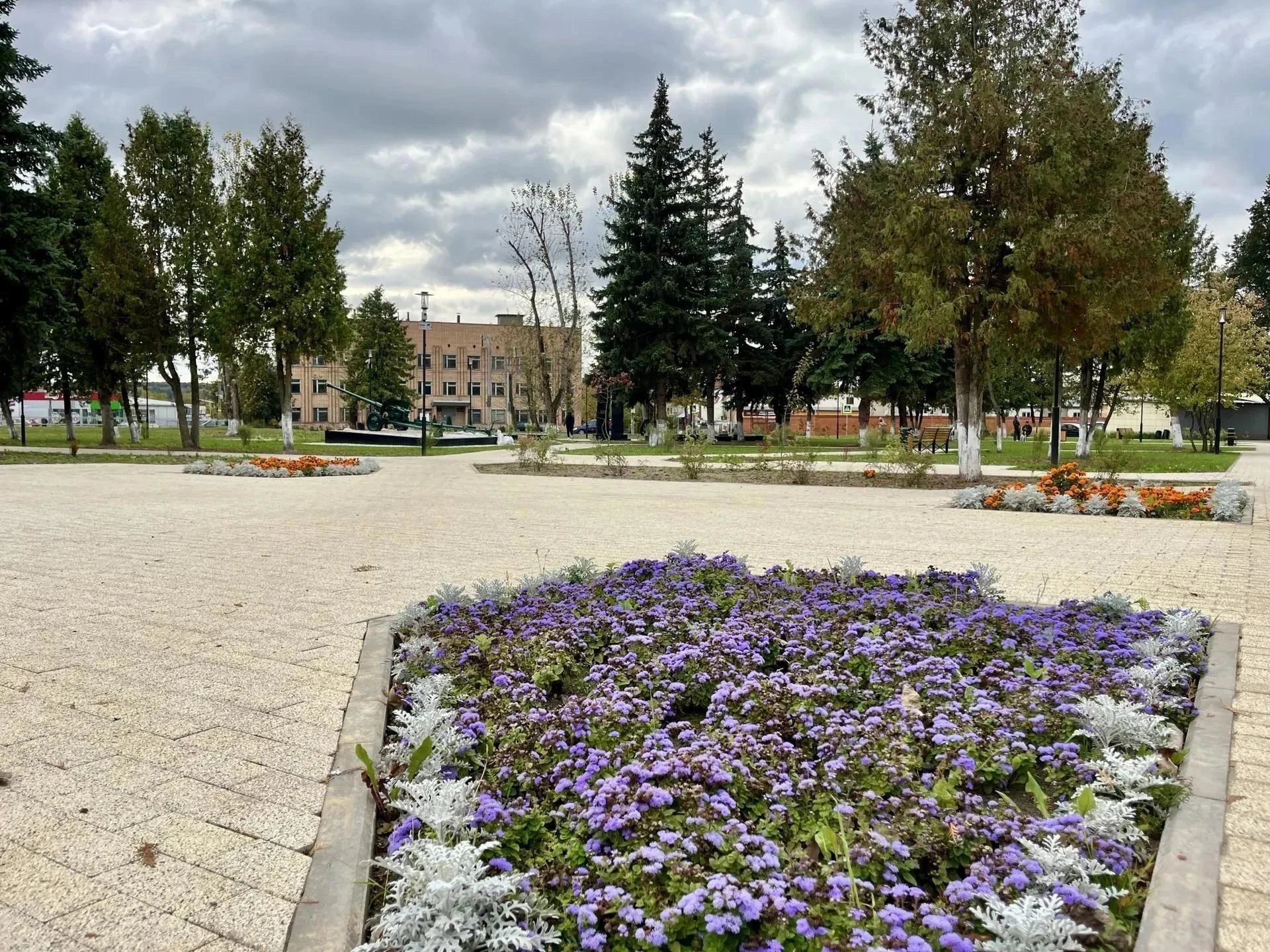 🌳 Сквер имени маршала Катукова в Озёрах преображается. Сейчас здесь завершается второй...