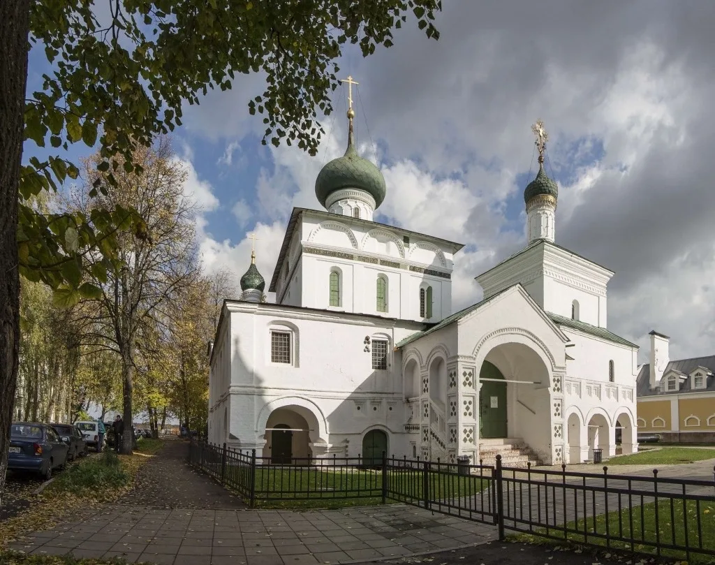 Храм, где купцы осмелились оставить свои имена на фасаде