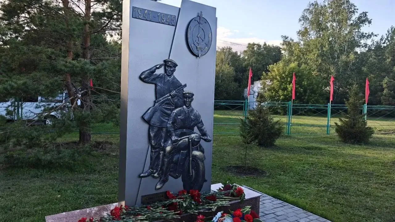 В Чернолучинском открыли обелиск сотрудникам полиции.
