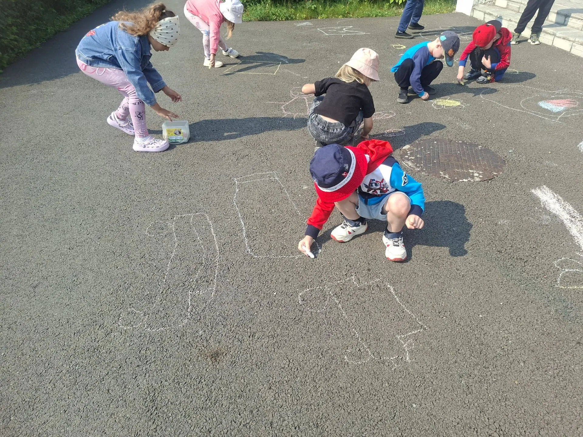 🎨 ЛЕТО В КАЖДОМ РИСУНКЕ! Солнце, мелки и группа "Умнички" ☀️

Сегодня наша площадка превратилась в 
