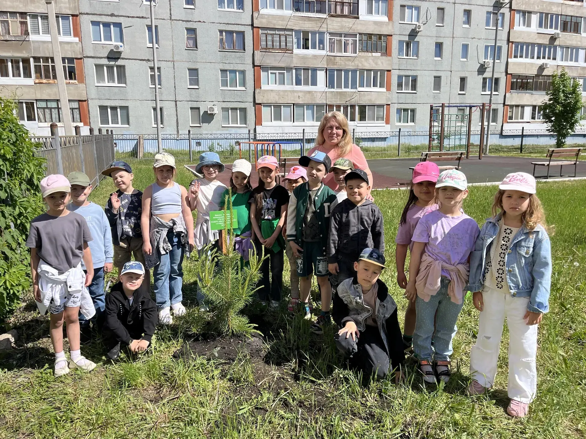 В честь окончания детского сада наши выпускники торжественно посадили своё первое дерев...