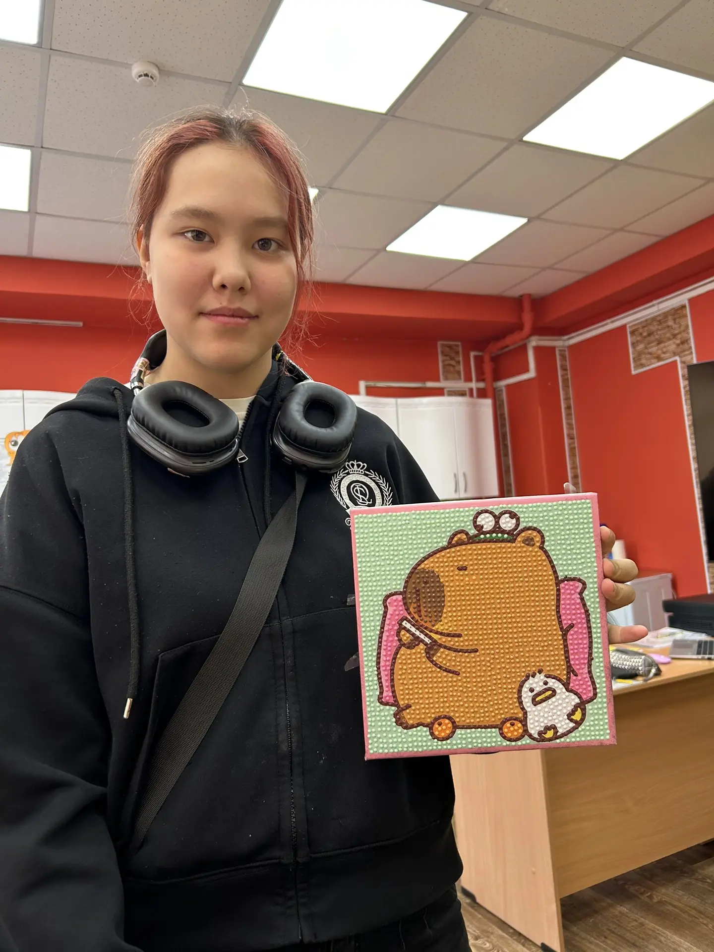 🎉 Первая алмазная картина готова! ✨
В школьном лагере кипит творческая работа: ребята с увлечением 