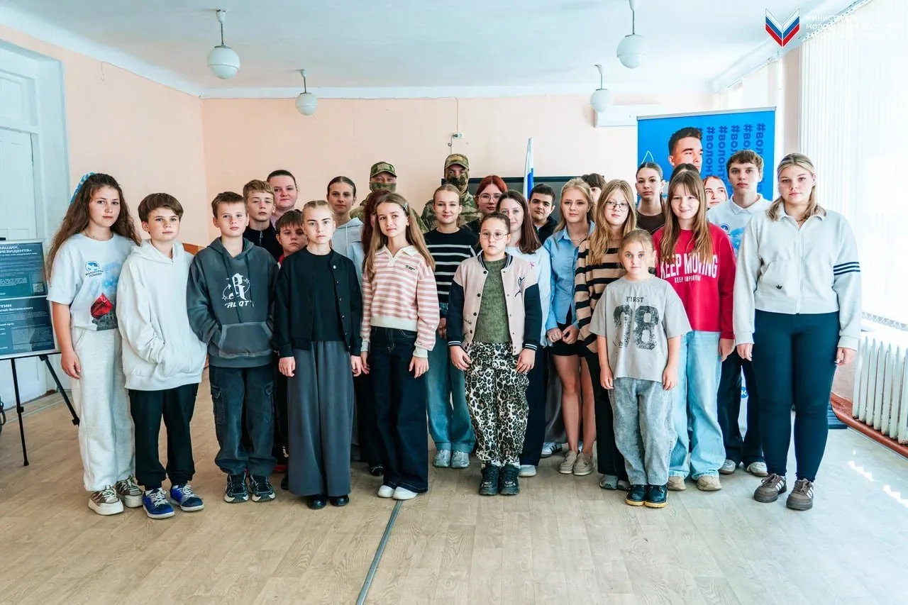 ⚡️Тематическая выставка «Zа наших. Zа Президента» открылась в Мелитопольской школе №11