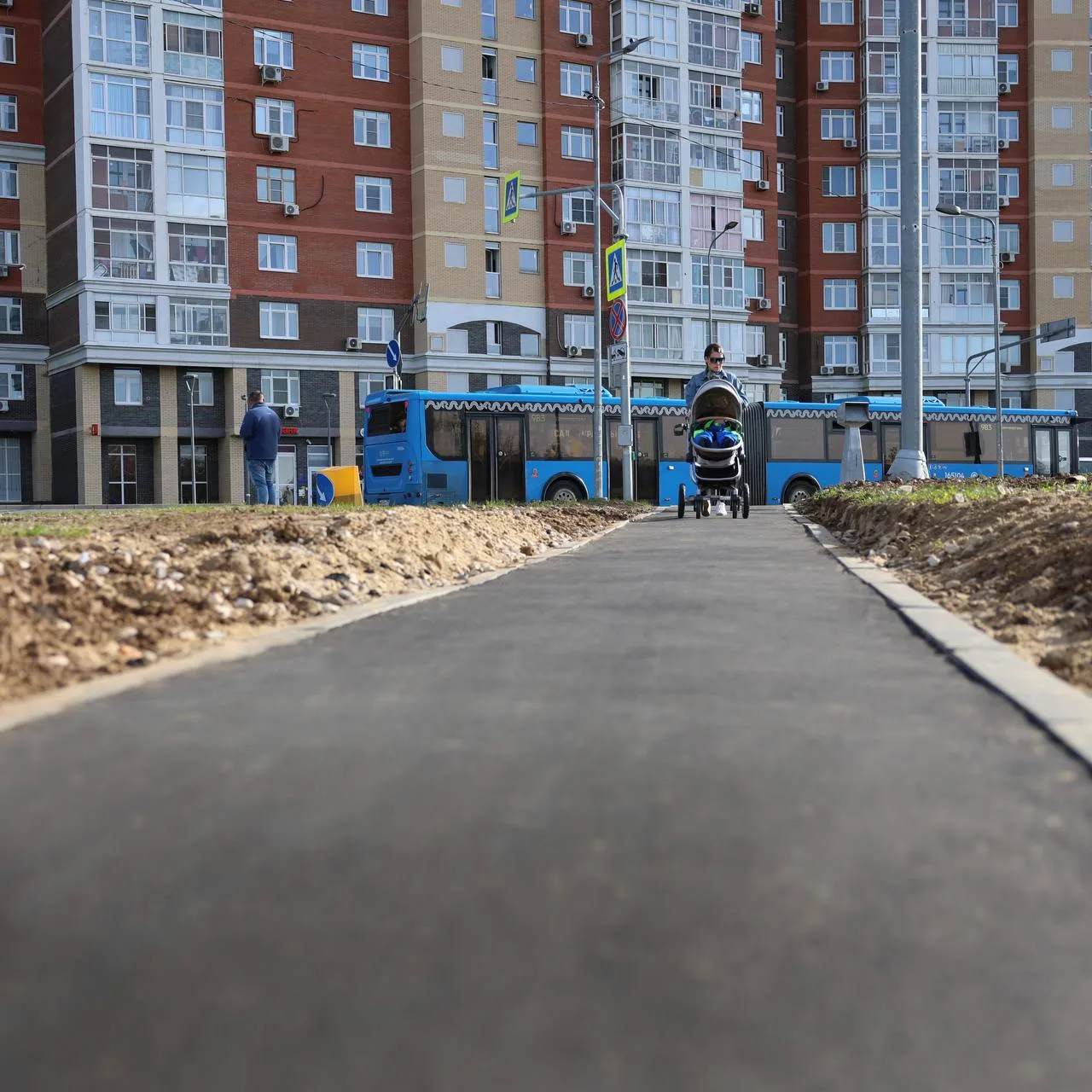 В Коммунарке обустроили семь новых пешеходных дорожек. Работы провели на месте протопта...
