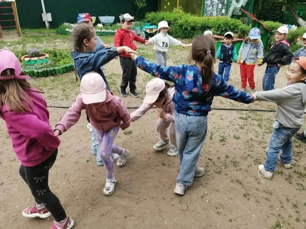 🌳Знайки на свежем воздухе! 

🚶Прогулка в группе «Знайки» сегодня выдалась не просто активной, а по