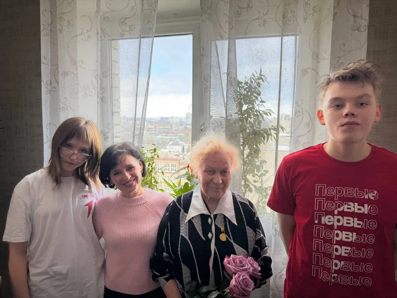 ✨Ребята из волонтерского отряда "Вороны", активисты Движения Первых вместе с советником директора по