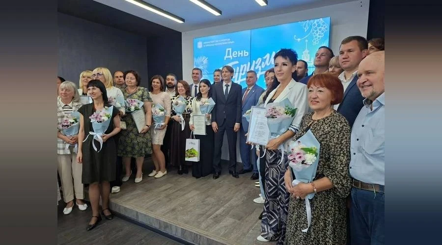 Сотрудники музея-заповедника Судакская крепость получили награды министерства курортов ...