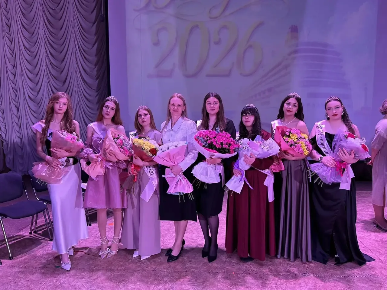 🎓 Школа Де-Кастри провожает во взрослую жизнь своих выпускников!

27 июня в нашей школе прозвучал п