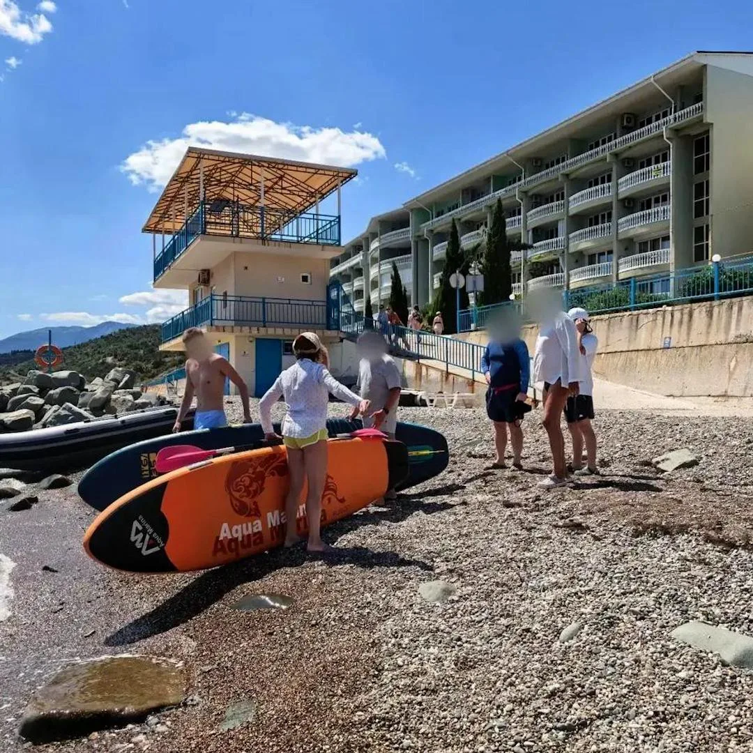 Двоих сапбордистов унесло почти на километр от берега под Алуштой.

Всё произошло в районе Семидворь