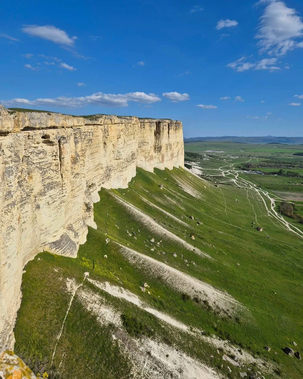 Прогулка у Белой скалы

Помимо самой скалы, там есть конное ранчо и кафе с восточной кухней.

Автор: