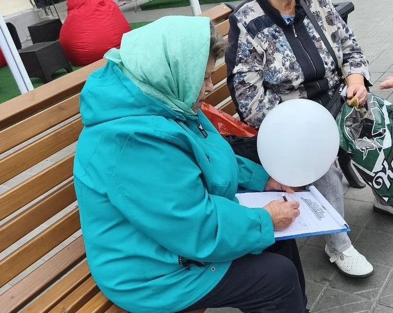 В Барнауле и Рубцовске люди ставят подписи под инициативой ЛДПР о реальной поддержке се...