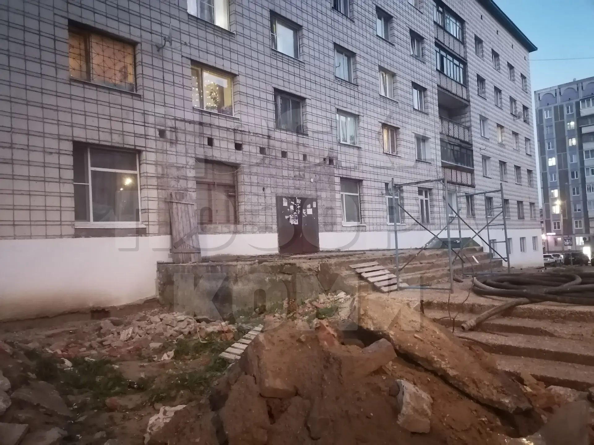 В Сыктывкаре, на улице Морозова, дом 130, летом, в июне, начался ремонт. В процессе раб...