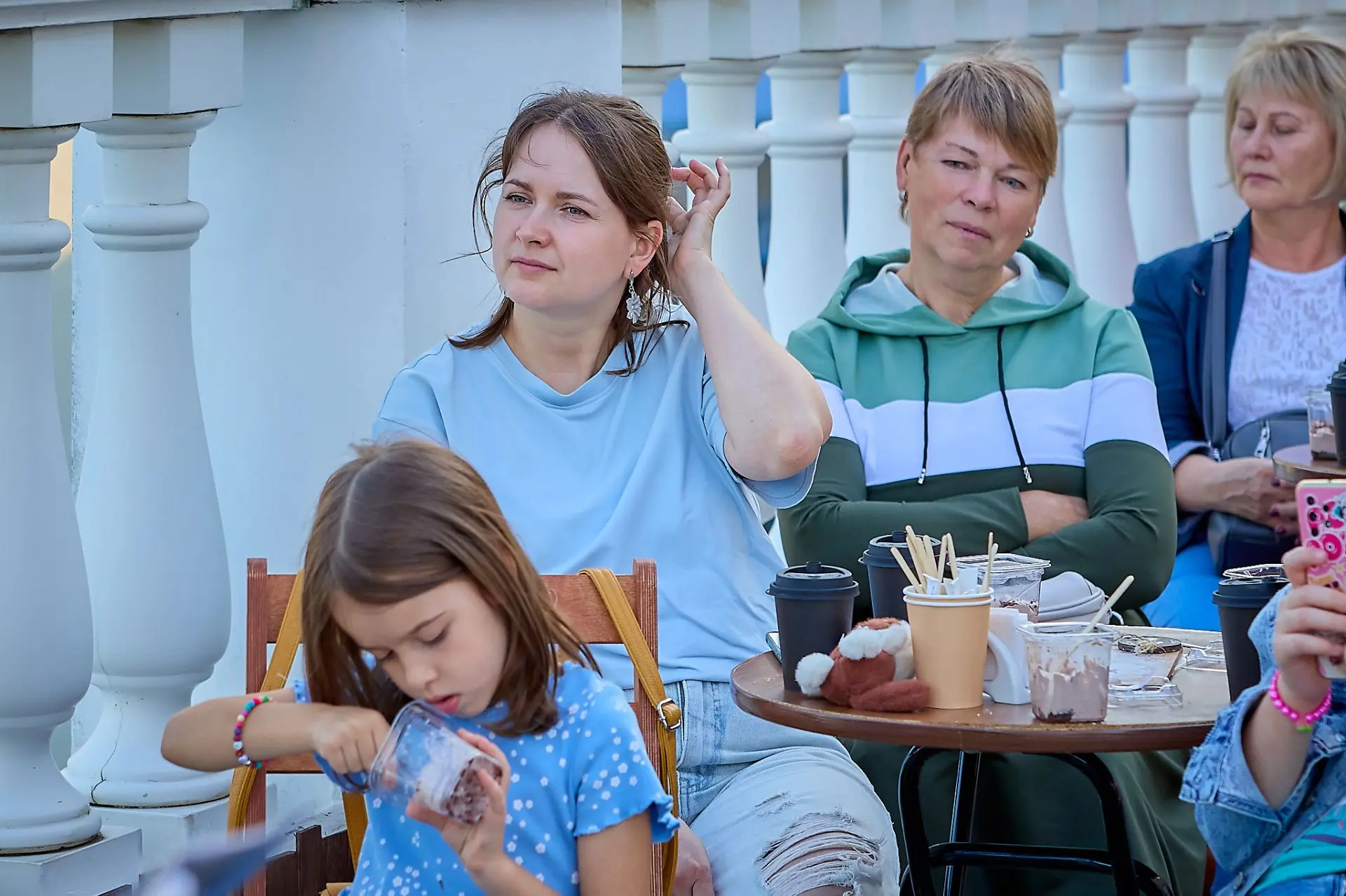 Солнечные лучи заходящего солнца весело играют на лицах наших слушателей. На крыше Детс...