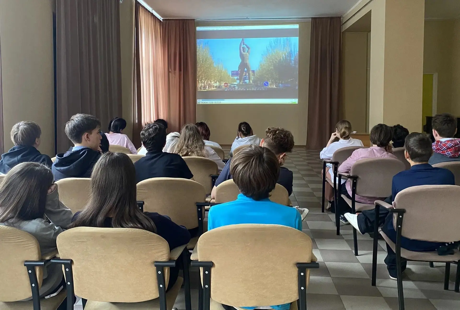 29 сентября в ДК Юбилейном в рамках проекта «Успех V единстве поколений» прошёл информа...