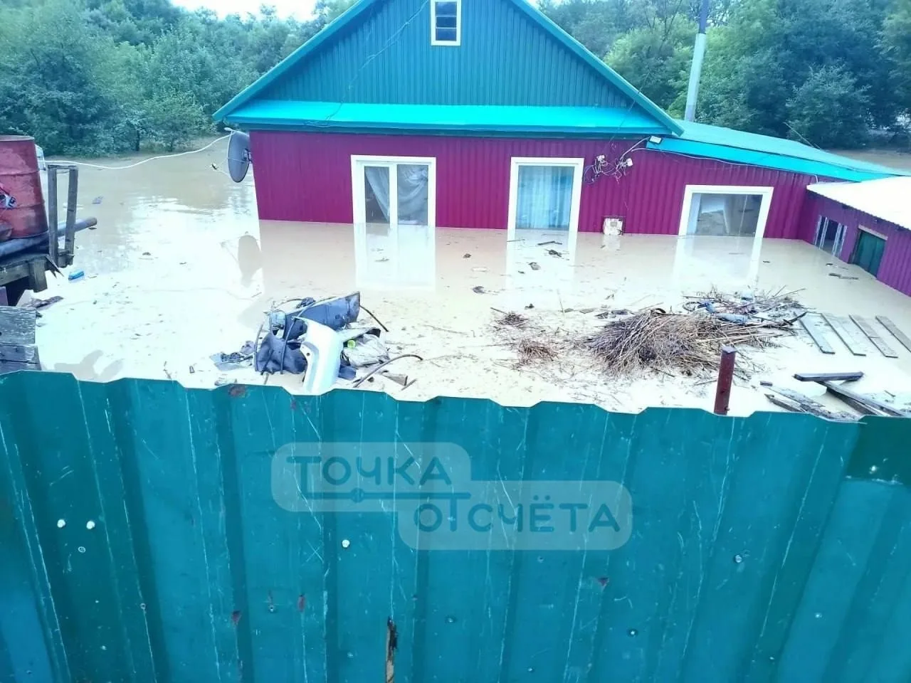 ⚡️"Что творит погода": появилось видео бушующего потока в Томаринском районе