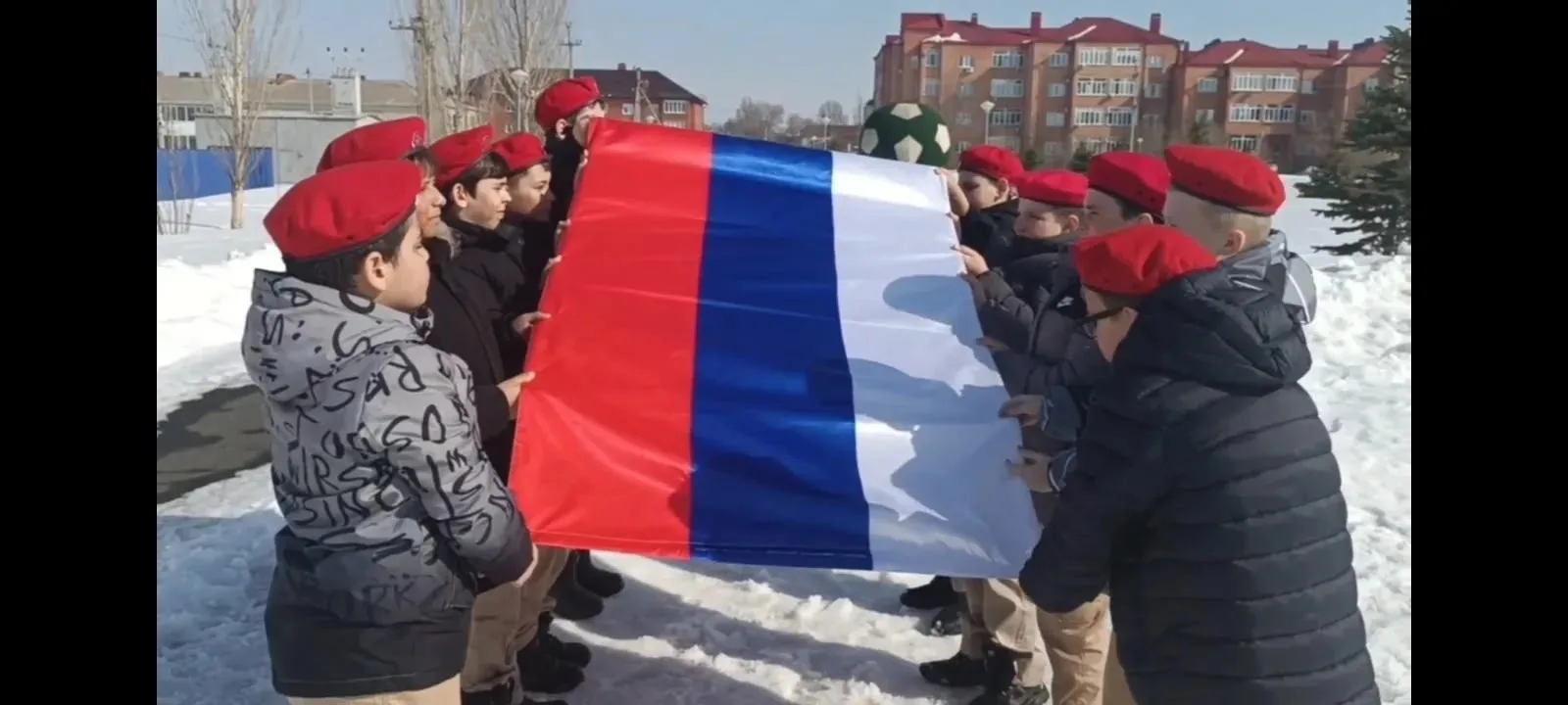 🇷🇺 Флаг единства Ученики 5«А» и 5«В» юнармейского классов МБОУ СОШ №4 присоединились к патриотическо