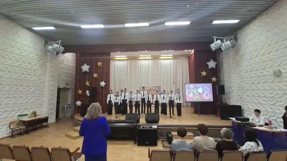 В преддверии самого нежного праздника,  6 марта🎼 хор "Лучики"  под руководством Н.В.Любимовой поздра