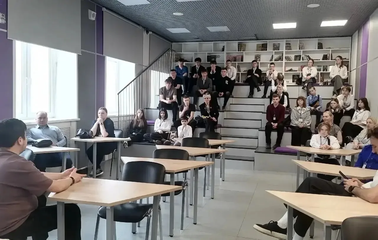 🚀 Экскурсия в Сколково: взгляд в будущее!  В апреле наши старшеклассники побывали в инновационном це