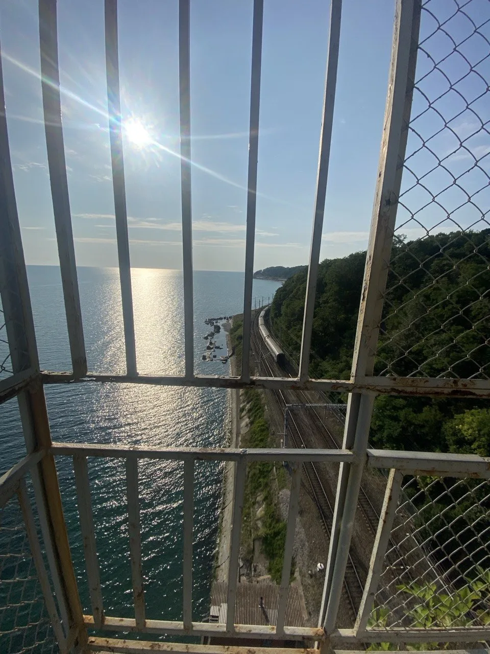 С лифта открывается тот самый вид на утреннее море. ☀️

Когда воздух пахнет солью, а мысли затихают.