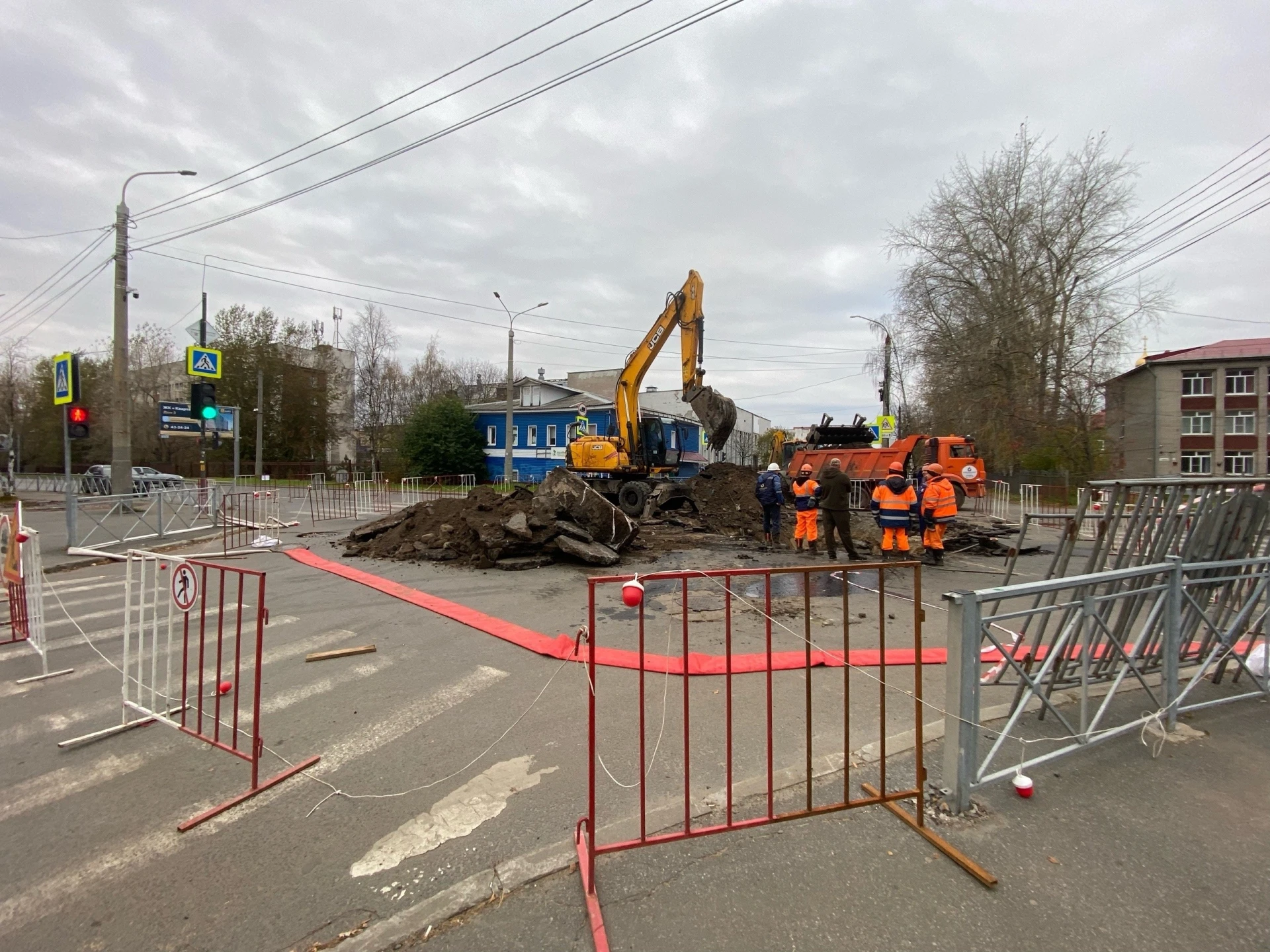 🚧 На перекрестке пр. Троицкий – ул. Комсомольская продолжаются работы по ремонту канал...