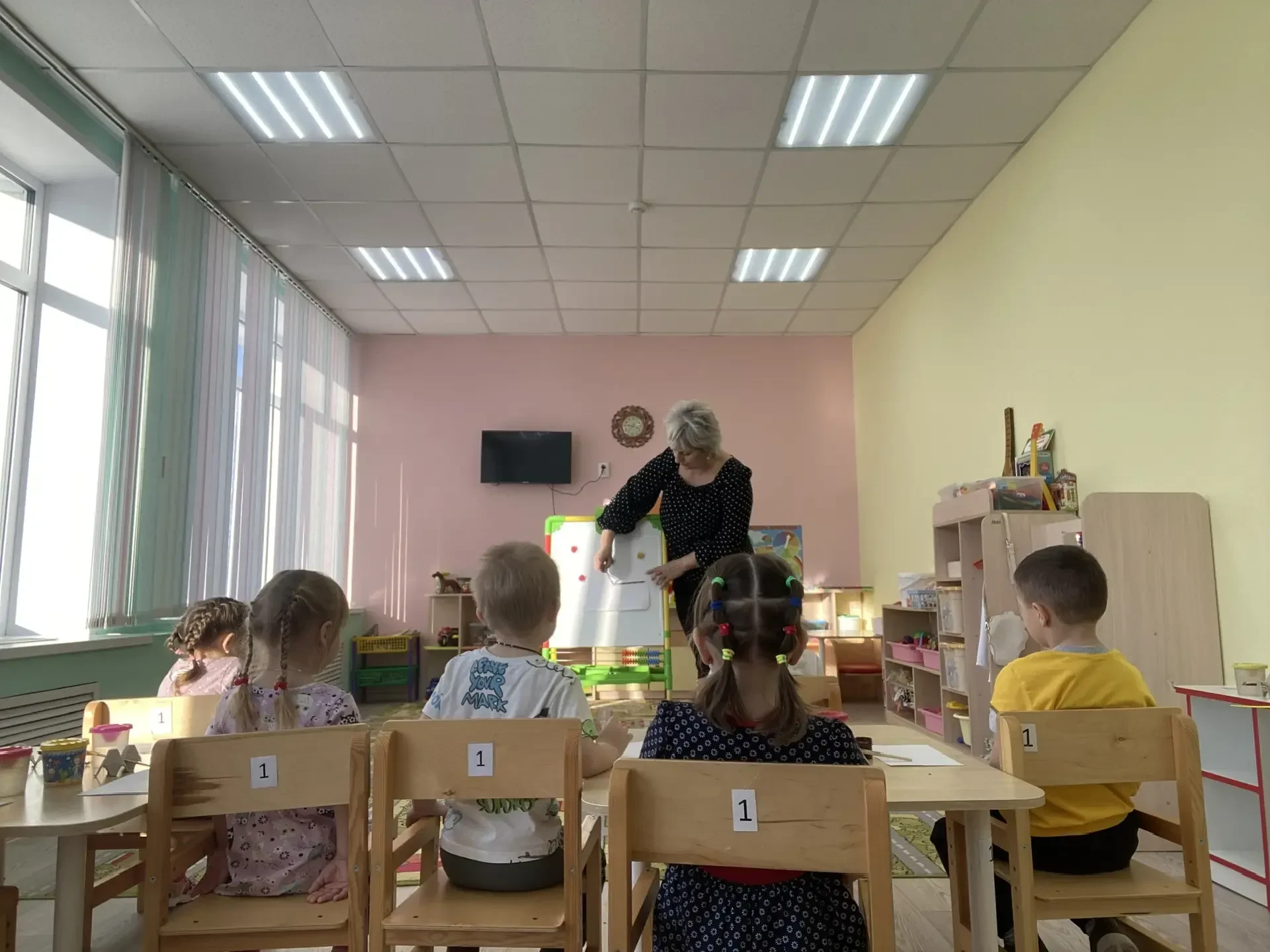 Рисование во 2 младшей группе «Самолеты летят»  Цель:
