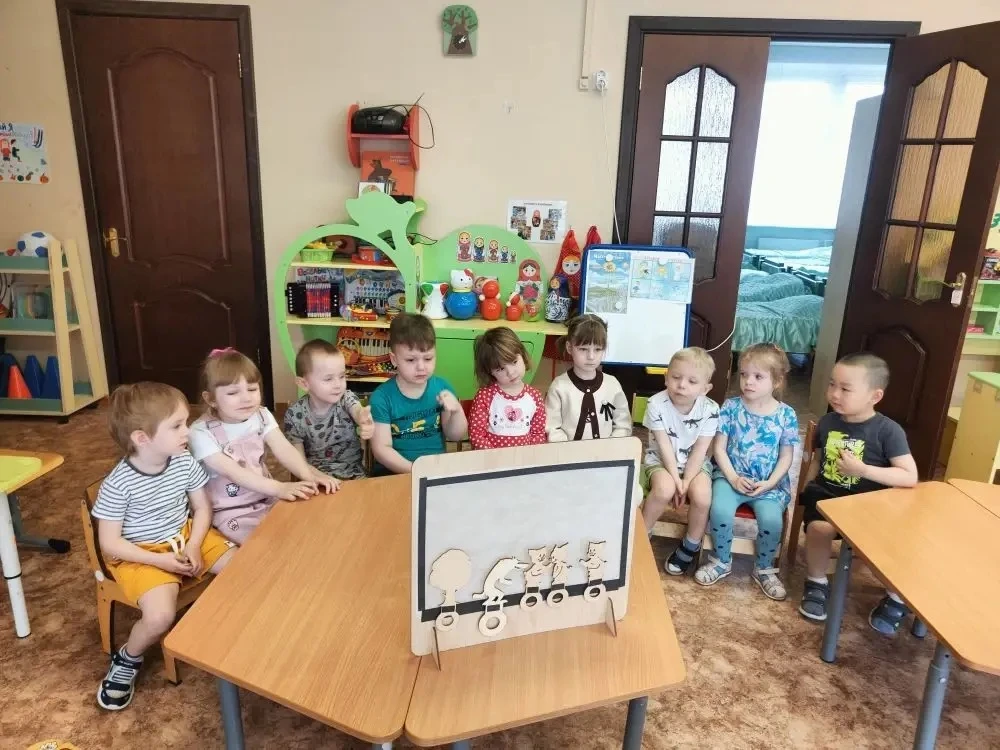 🎭Маленькие артисты группы 12 здания №3 создали настоящий театр теней, оживив добрую сказку "Три поро