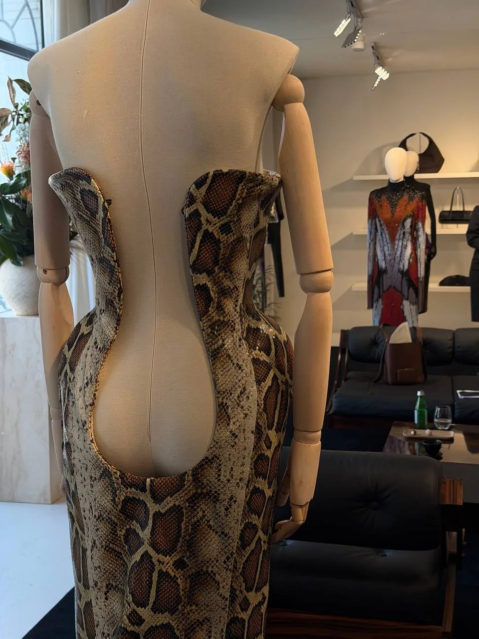 Наш внештатный корреспондент и стилист Вика Клац побывала на re-see Mugler авторства Ми...