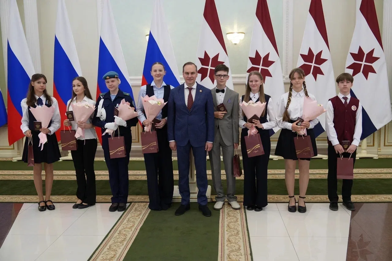 Школьникам Мордовии вручили паспорта в День России 🇷🇺

В рамках Всероссийской программы «Мы-гражда