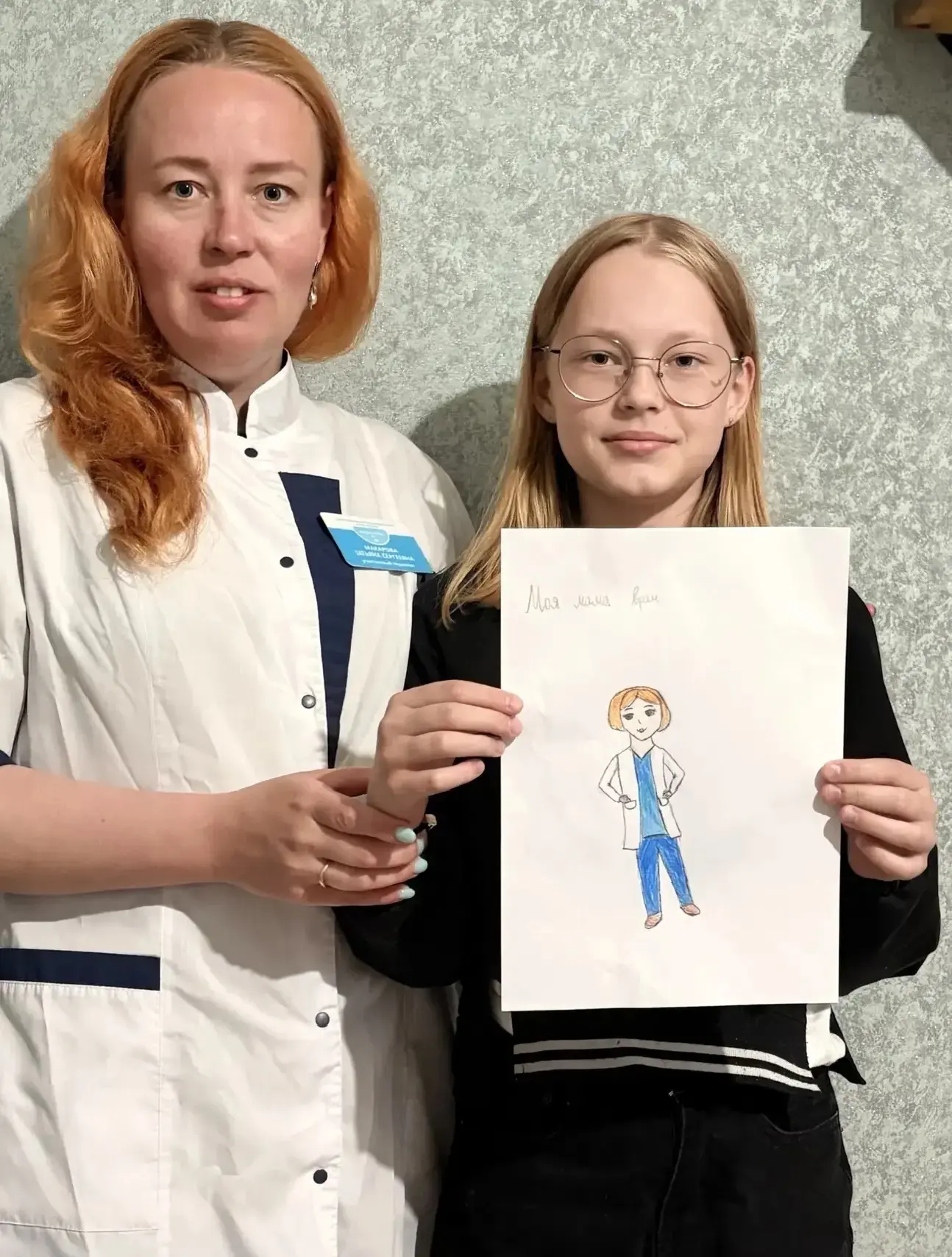 В проекте рисунков "Мои родные работают в больнице" - Татьяна Сергеевна Макарова и ее дочь Елена.
Ле