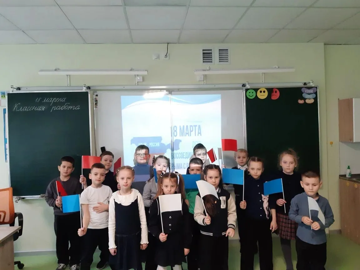 ⚡️ Крым и Россия: 12 лет единства! 🇷🇺  Сегодня в школе особенный день. На классных часах мы вспомина